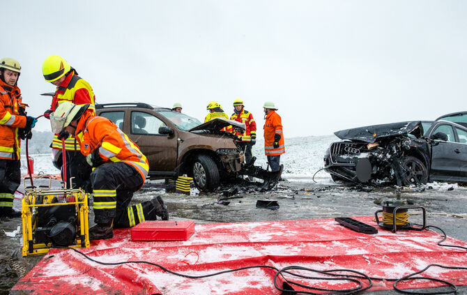 Unfall Burgstetten Erbstetten Maubach Verletzte Feuerwehr Rettungswagen Notarzt_12