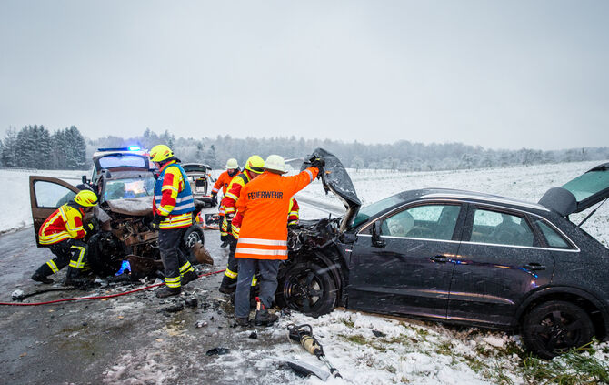 Unfall Burgstetten Erbstetten Maubach Verletzte Feuerwehr Rettungswagen Notarzt_15