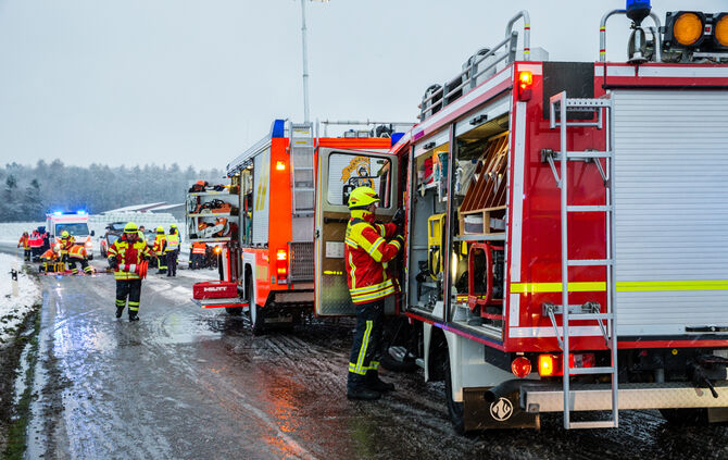 Unfall Burgstetten Erbstetten Maubach Verletzte Feuerwehr Rettungswagen Notarzt_16