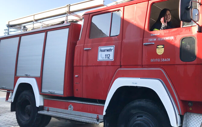Feuerwehrauto rollt los_0