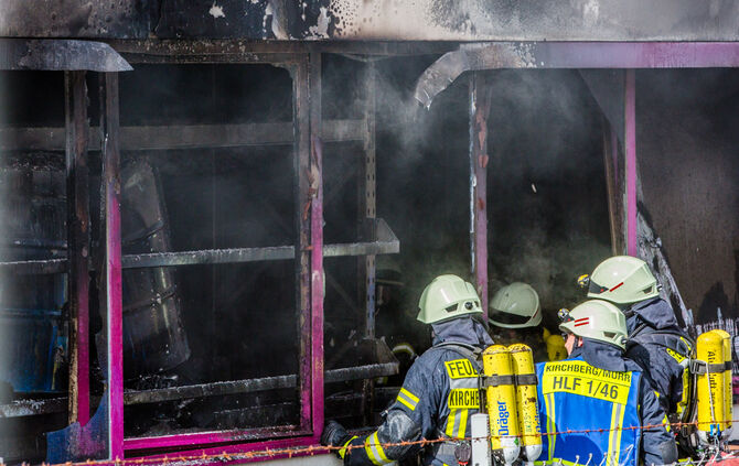 Brand in Chemiewerk - Bild 10_9