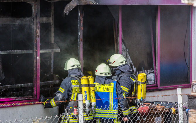 Brand in Chemiewerk - Bild 09_10