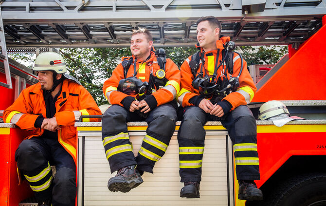 Brand in Chemiewerk - Bild 18_19