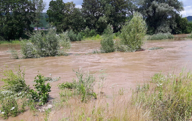 Rems wasser hochwasser nach starken regenfälle hier bei Winterbach symbol smbolbild symbolfoto