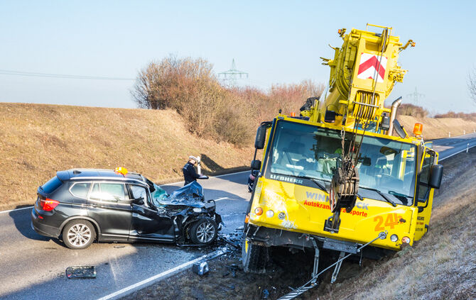 Autokran gegen Pkw - Bild 09_0