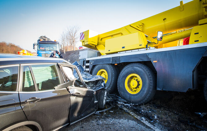 Autokran gegen Pkw - Bild 07_1