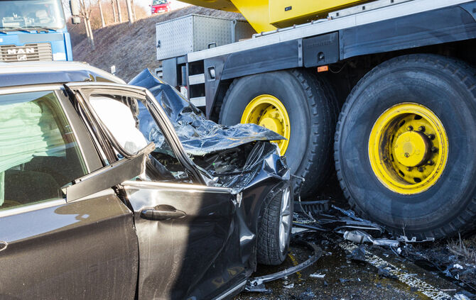 Autokran gegen Pkw - Bild 05_10