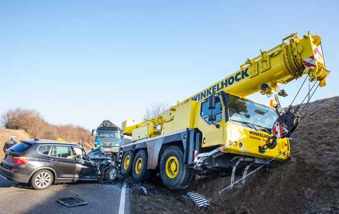 Autokran gegen Pkw - Bild 03_11