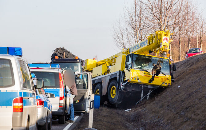 Autokran gegen Pkw - Bild 01_12