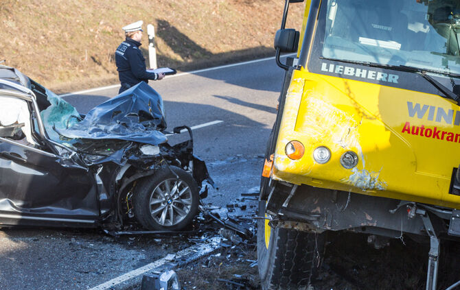 Autokran gegen Pkw - Bild 06_16