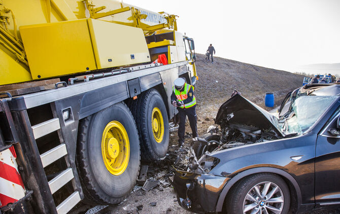 Autokran gegen Pkw - Bild 04_17