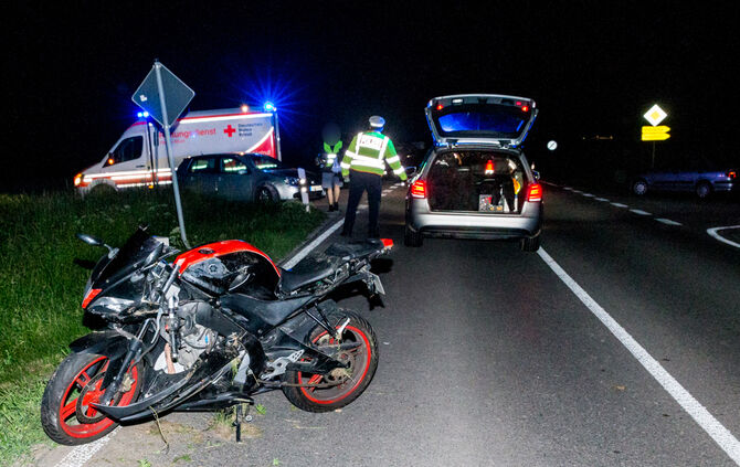 Motorrad prallt gegen Pkw - Bild 01_0