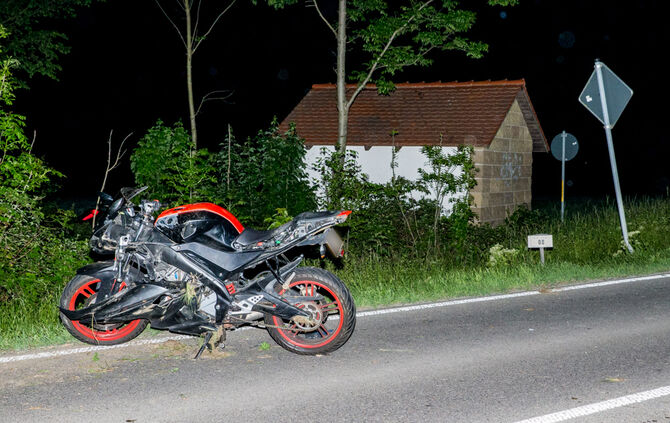 Motorrad prallt gegen Pkw - Bild 11_1