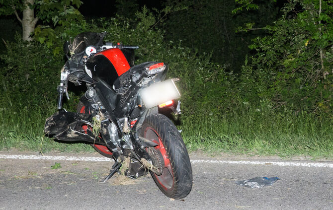 Motorrad prallt gegen Pkw - Bild 10_2