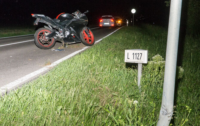 Motorrad prallt gegen Pkw - Bild 09_3