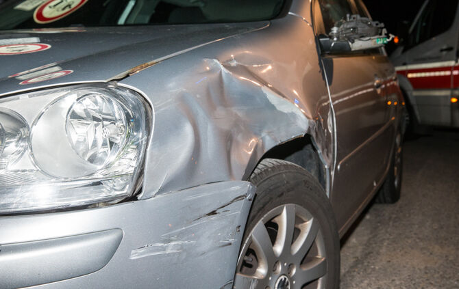 Motorrad prallt gegen Pkw - Bild 06_6