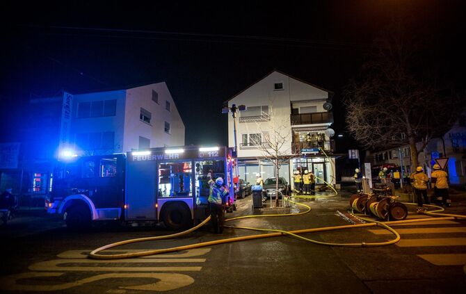 Balkonverkleidung brennt in Mehrfamilienhaus: Bewohner evakuiert - Feuerwehr hat Brand schnell gelÃ¶scht_0