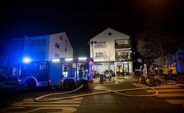 Balkonverkleidung brennt in Mehrfamilienhaus: Bewohner evakuiert - Feuerwehr hat Brand schnell gelÃ¶scht_0