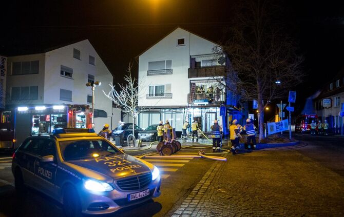 Balkonverkleidung brennt in Mehrfamilienhaus: Bewohner evakuiert - Feuerwehr hat Brand schnell gelÃ¶scht_1