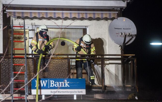 Balkonverkleidung brennt in Mehrfamilienhaus: Bewohner evakuiert - Feuerwehr hat Brand schnell gelÃ¶scht_2