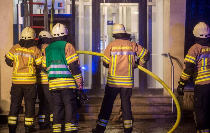 Balkonverkleidung brennt in Mehrfamilienhaus: Bewohner evakuiert - Feuerwehr hat Brand schnell gelÃ¶scht_3