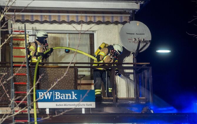 Balkonverkleidung brennt in Mehrfamilienhaus: Bewohner evakuiert - Feuerwehr hat Brand schnell gelÃ¶scht_4