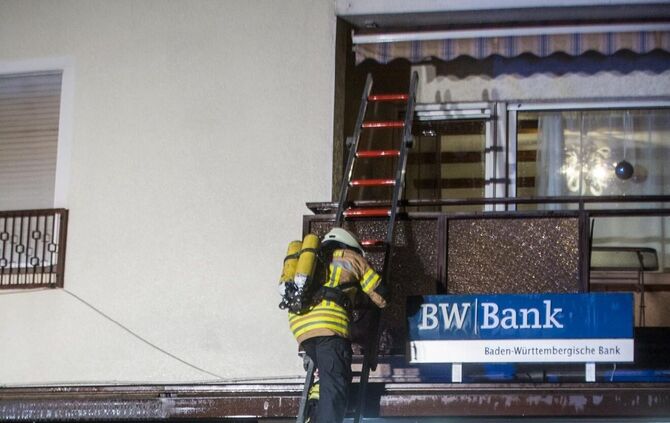 Balkonverkleidung brennt in Mehrfamilienhaus: Bewohner evakuiert - Feuerwehr hat Brand schnell gelÃ¶scht_5