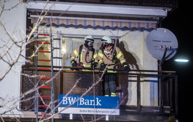 Balkonverkleidung brennt in Mehrfamilienhaus: Bewohner evakuiert - Feuerwehr hat Brand schnell gelÃ¶scht_6