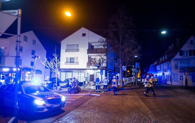 Balkonverkleidung brennt in Mehrfamilienhaus: Bewohner evakuiert - Feuerwehr hat Brand schnell gelÃ¶scht_7