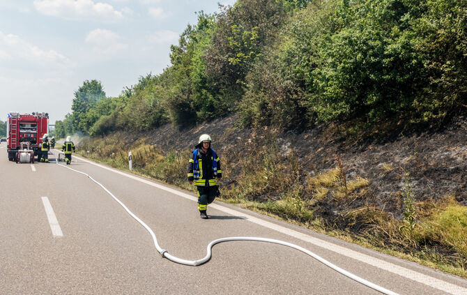 Mehrere Flächenbrände an der B 14 - Bild 07_6