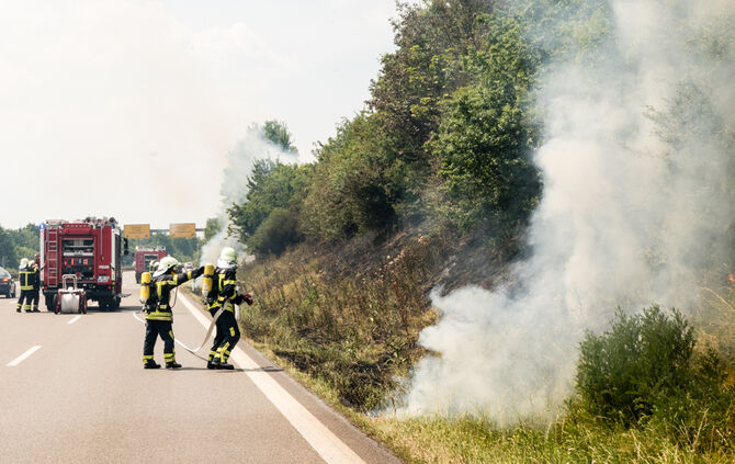 Mehrere Flächenbrände an der B 14 - Bild 02_10