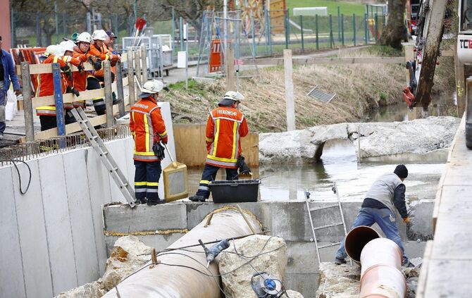 Ãlunfall auf Baustelle - Hydraulikleitung defekt Ãl lÃ¤uft in GewÃ¤sser_1