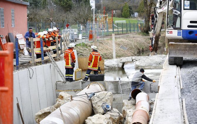 Ãlunfall auf Baustelle - Hydraulikleitung defekt Ãl lÃ¤uft in GewÃ¤sser_2