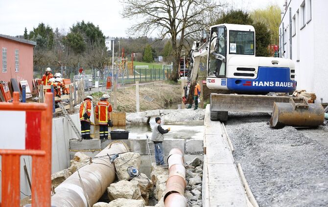 Ãlunfall auf Baustelle - Hydraulikleitung defekt Ãl lÃ¤uft in GewÃ¤sser_3