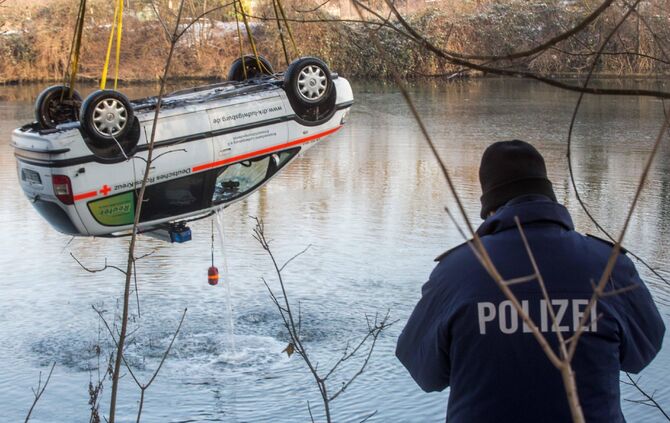 Offenbar gestohlenes DRK-Fahrzeug im Neckar entsorgt: Bergung des Autos mit Autokran und Polizeitauchern_0