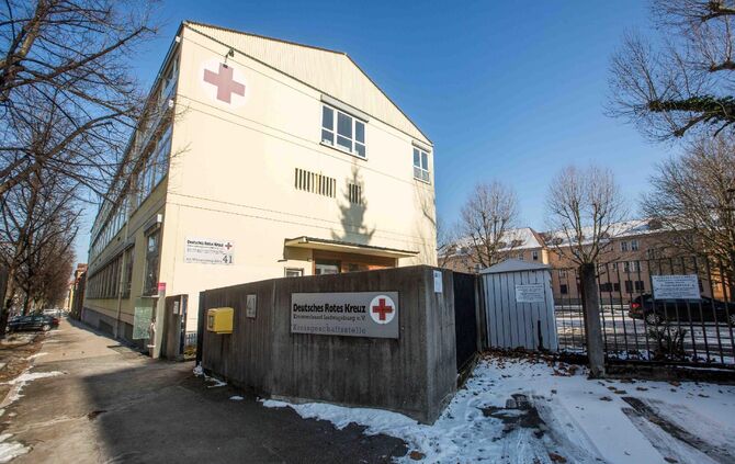 Offenbar gestohlenes DRK-Fahrzeug im Neckar entsorgt: Bergung des Autos mit Autokran und Polizeitauchern_1