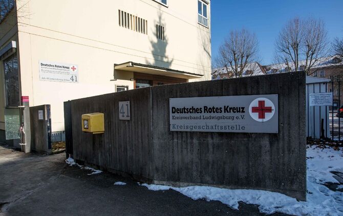 Offenbar gestohlenes DRK-Fahrzeug im Neckar entsorgt: Bergung des Autos mit Autokran und Polizeitauchern_2