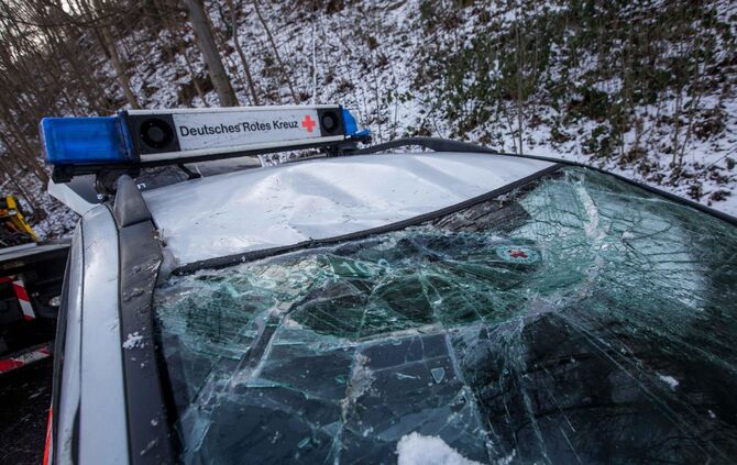 Offenbar gestohlenes DRK-Fahrzeug im Neckar entsorgt: Bergung des Autos mit Autokran und Polizeitauchern_3