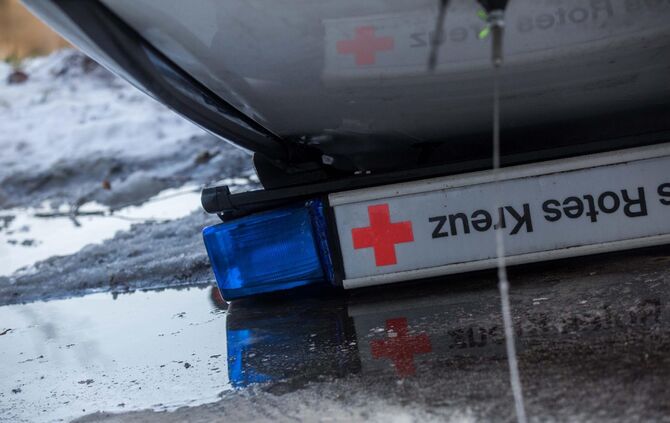 Offenbar gestohlenes DRK-Fahrzeug im Neckar entsorgt: Bergung des Autos mit Autokran und Polizeitauchern_4