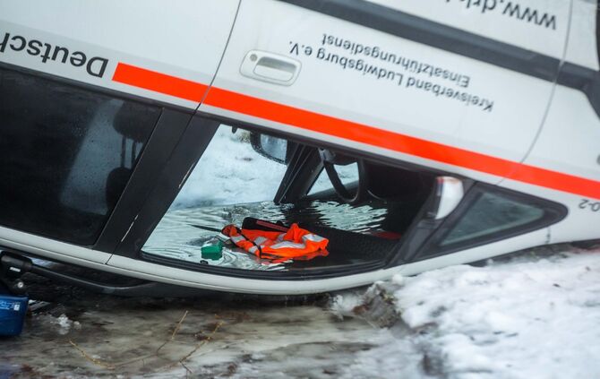 Offenbar gestohlenes DRK-Fahrzeug im Neckar entsorgt: Bergung des Autos mit Autokran und Polizeitauchern_5
