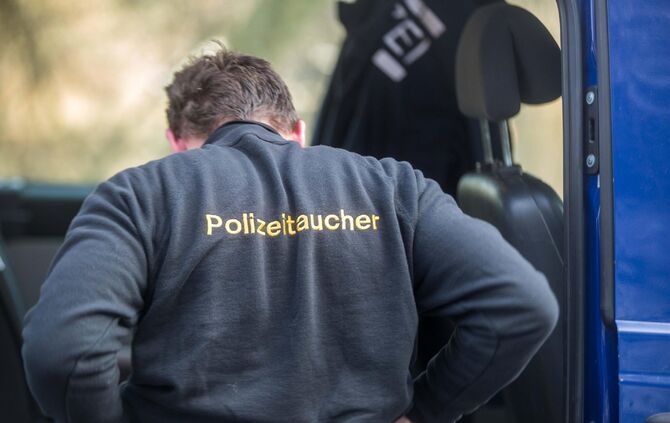 Offenbar gestohlenes DRK-Fahrzeug im Neckar entsorgt: Bergung des Autos mit Autokran und Polizeitauchern_6