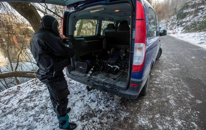 Offenbar gestohlenes DRK-Fahrzeug im Neckar entsorgt: Bergung des Autos mit Autokran und Polizeitauchern_7