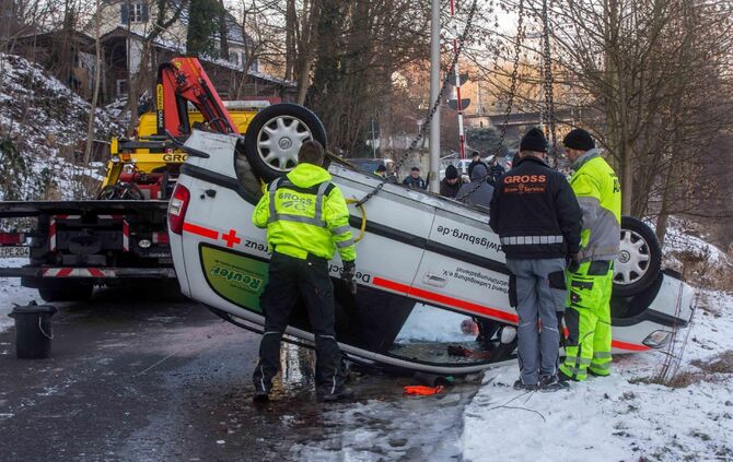 Offenbar gestohlenes DRK-Fahrzeug im Neckar entsorgt: Bergung des Autos mit Autokran und Polizeitauchern_8
