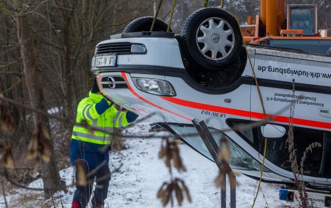 Offenbar gestohlenes DRK-Fahrzeug im Neckar entsorgt: Bergung des Autos mit Autokran und Polizeitauchern_9