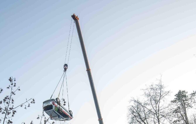 Offenbar gestohlenes DRK-Fahrzeug im Neckar entsorgt: Bergung des Autos mit Autokran und Polizeitauchern_10