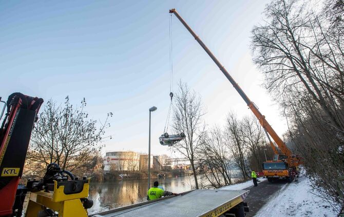 Offenbar gestohlenes DRK-Fahrzeug im Neckar entsorgt: Bergung des Autos mit Autokran und Polizeitauchern_11