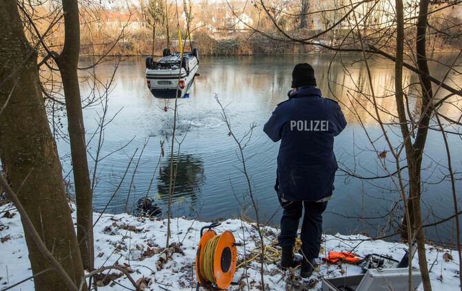 Offenbar gestohlenes DRK-Fahrzeug im Neckar entsorgt: Bergung des Autos mit Autokran und Polizeitauchern_12