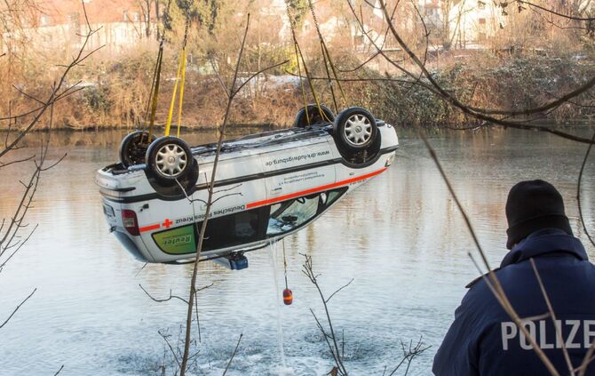 Offenbar gestohlenes DRK-Fahrzeug im Neckar entsorgt: Bergung des Autos mit Autokran und Polizeitauchern_13