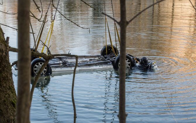 Offenbar gestohlenes DRK-Fahrzeug im Neckar entsorgt: Bergung des Autos mit Autokran und Polizeitauchern_14