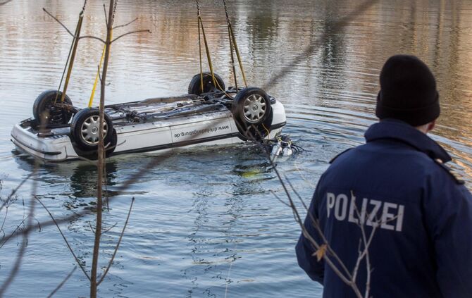 Offenbar gestohlenes DRK-Fahrzeug im Neckar entsorgt: Bergung des Autos mit Autokran und Polizeitauchern_15